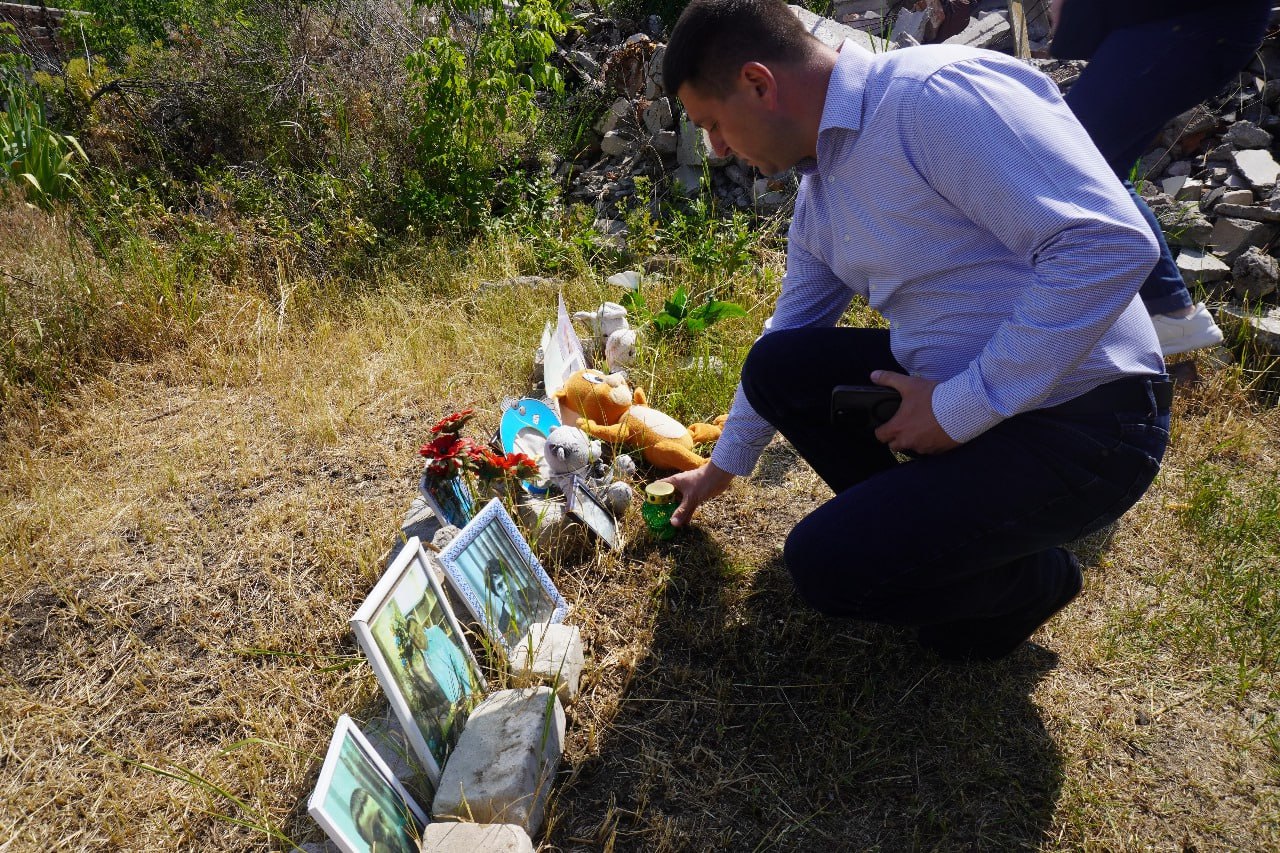 В Изюме создали мемориал на месте гибели 5 человек, в том числе ...